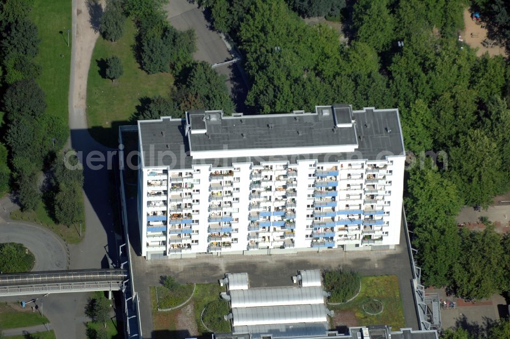 Aerial photograph Norderstedt - Roof and wall structures in residential area of a multi-family house settlement on Herold Center in Norderstedt in the state Schleswig-Holstein, Germany