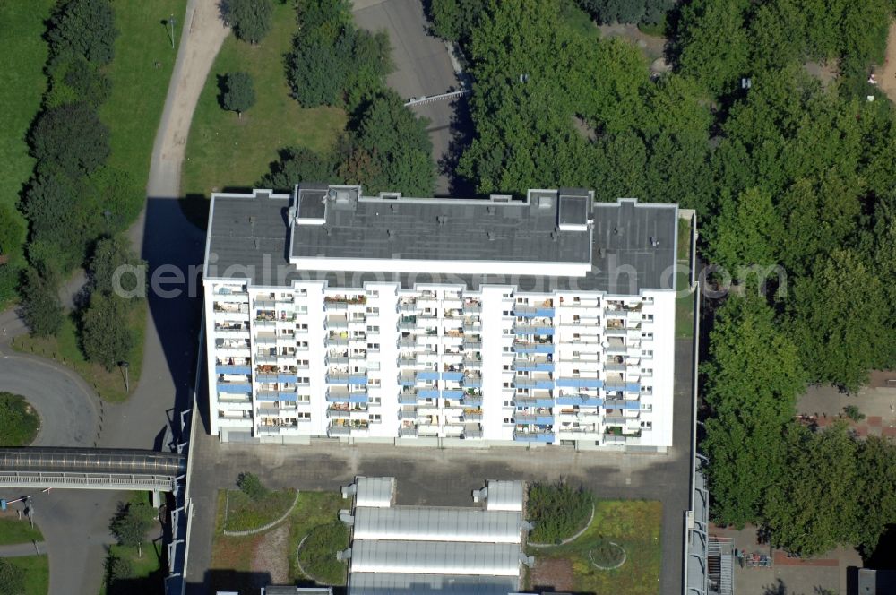 Norderstedt from the bird's eye view: Roof and wall structures in residential area of a multi-family house settlement on Herold Center in Norderstedt in the state Schleswig-Holstein, Germany