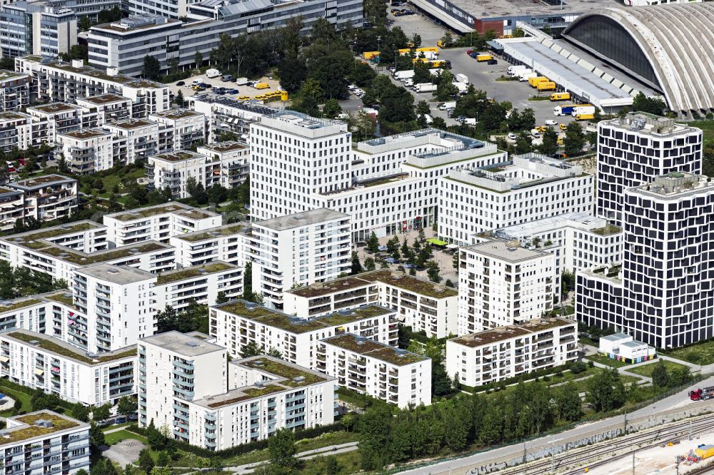 Aerial photograph München - Residential area of the multi-family house settlement Hirschgarten Forum on Friedenheimer bridge in the district Neuhausen-Nymphenburg in Munich in the state Bavaria, Germany