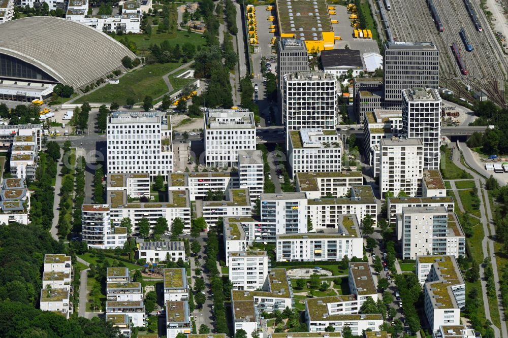 Aerial photograph München - Residential area of the multi-family house settlement Hirschgarten Forum on Friedenheimer bridge in the district Neuhausen-Nymphenburg in Munich in the state Bavaria, Germany