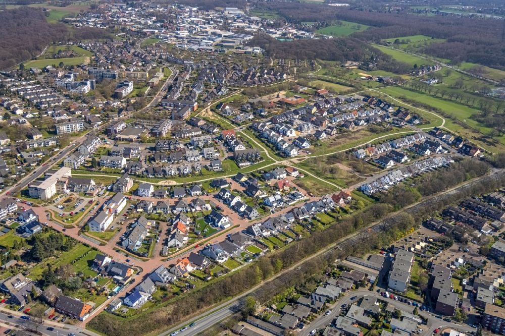 Dinslaken from the bird's eye view: Residential area of the multi-family house settlement on Holzweg in Dinslaken at Ruhrgebiet in the state North Rhine-Westphalia, Germany