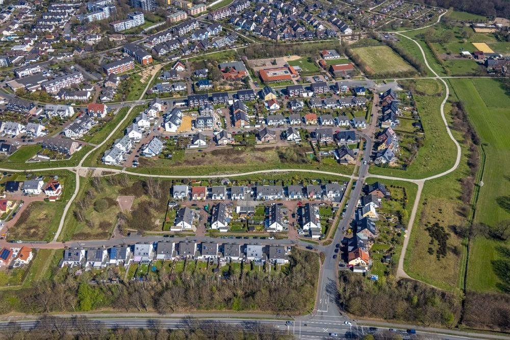 Aerial image Dinslaken - Residential area of the multi-family house settlement on Holzweg in Dinslaken at Ruhrgebiet in the state North Rhine-Westphalia, Germany