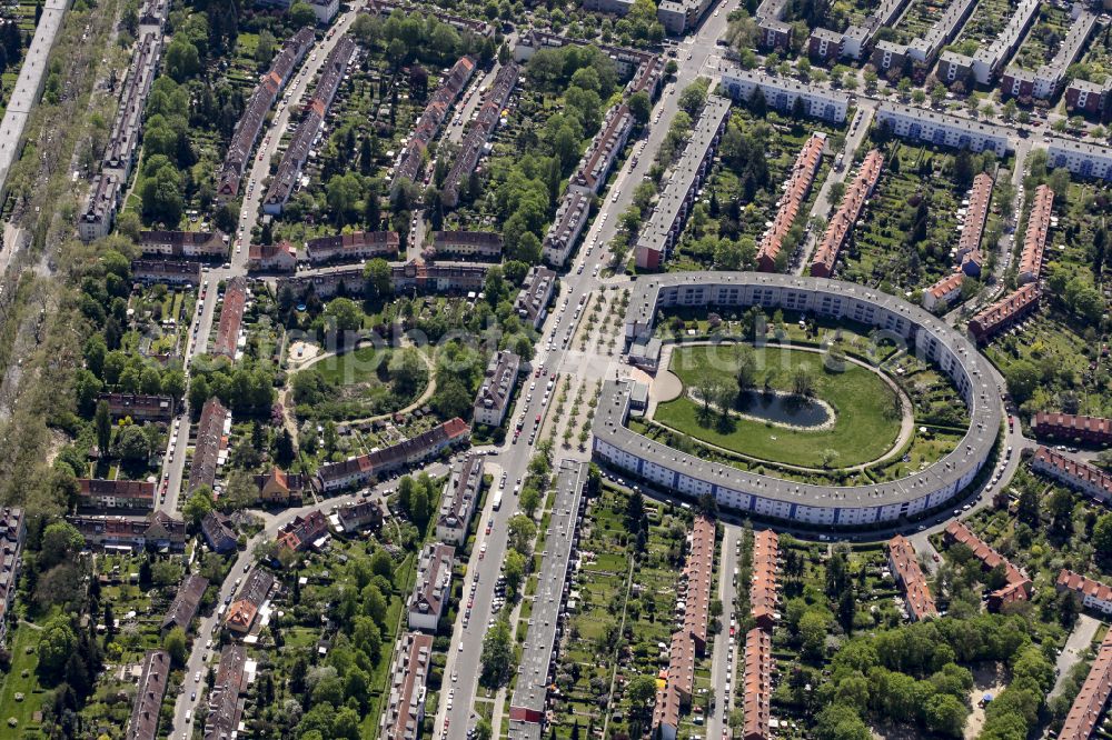 Aerial image Berlin - Residential area of the multi-family house settlement Hufeisensiedlung on Lowise-Reuter-Ring - Fritz-Reuter-Allee in Britz in the district Neukoelln in Berlin, Germany