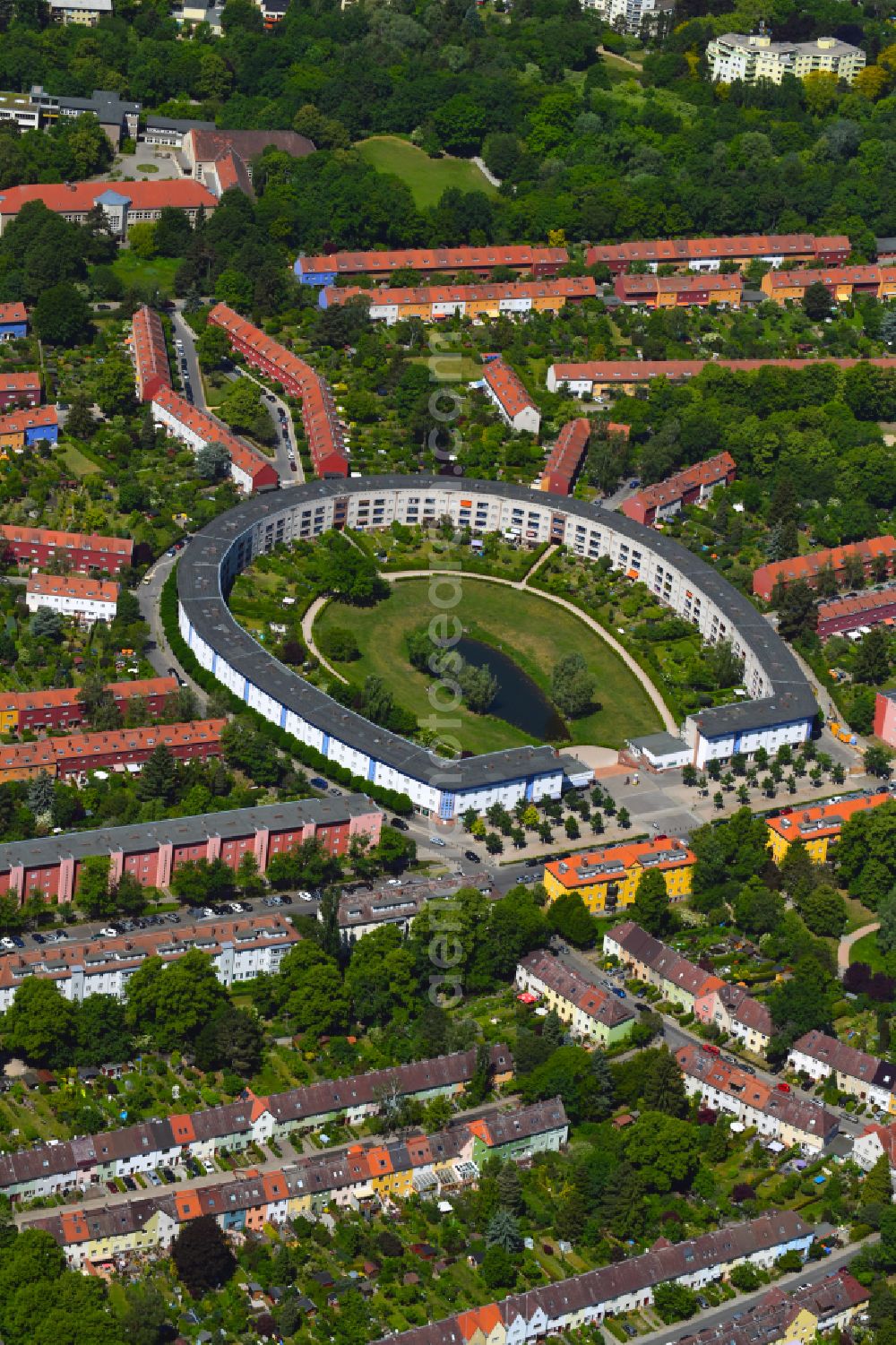 Aerial photograph Berlin - Residential area of the multi-family house settlement Hufeisensiedlung on Lowise-Reuter-Ring - Fritz-Reuter-Allee in Britz in the district Neukoelln in Berlin, Germany