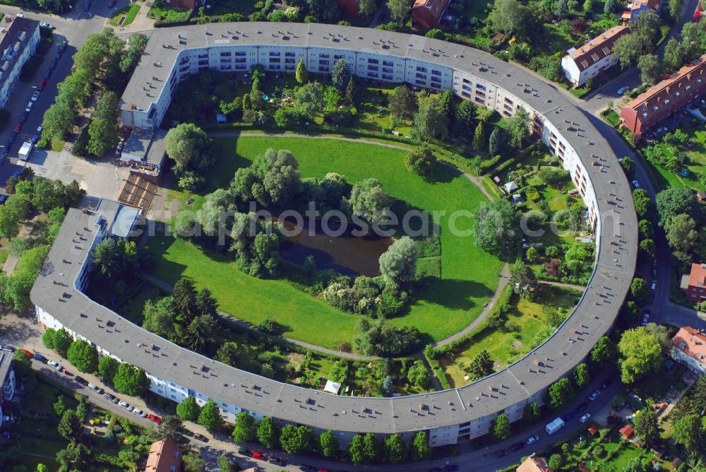 Berlin from the bird's eye view: Residential area of the multi-family house settlement Hufeisensiedlung on Lowise-Reuter-Ring - Fritz-Reuter-Allee in Britz in the district Neukoelln in Berlin, Germany