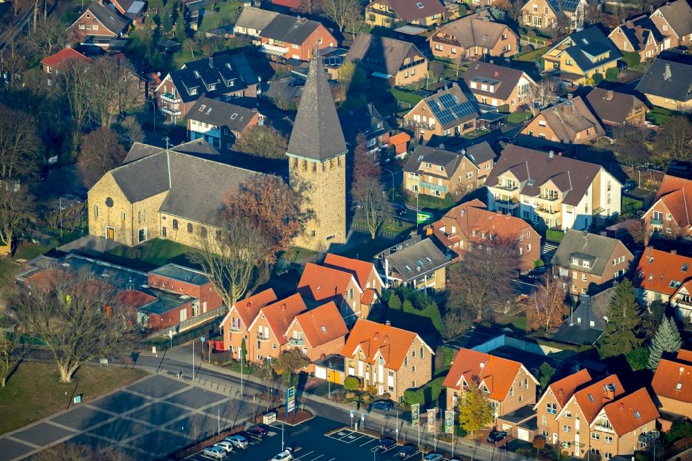 Haltern am See from the bird's eye view: Residential area of the multi-family house settlement An der Kirche and on Marktstrasse in Sythen in the state North Rhine-Westphalia, Germany