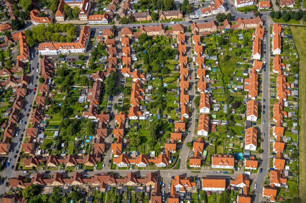 Aerial photograph Ahlen - residential area of a multi-family house settlement Zechensiedlung Glueck-Auf - Kolonie Westfalen aloung Schachtstrasse - Kohlenstrasse on place Glueckaufplatz in Ahlen in the state North Rhine-Westphalia