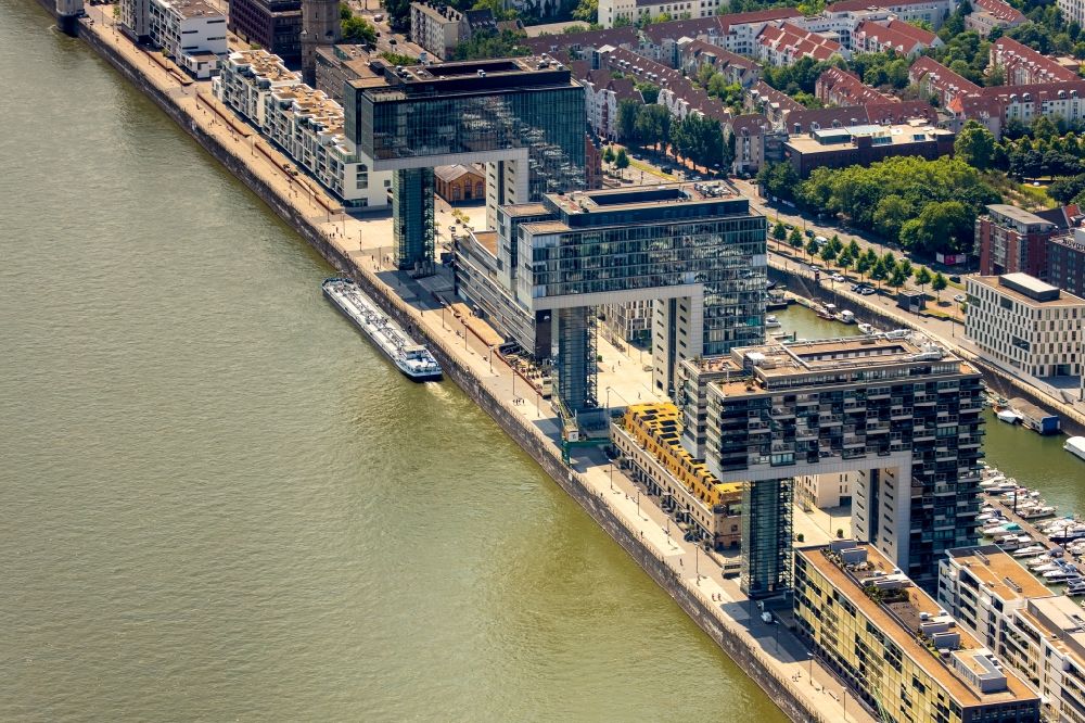 Köln from the bird's eye view: Residential area of a multi-family house settlement Kranhaeuser on the bank and river of the Rhine river in the district Innenstadt in Cologne in the state North Rhine-Westphalia, Germany