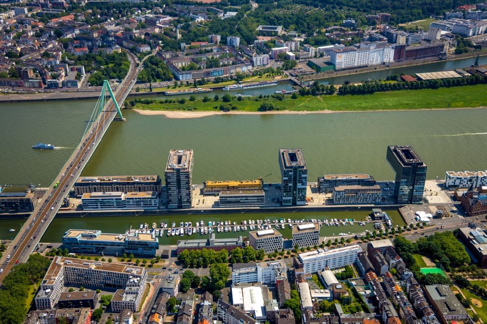 Aerial photograph Köln - Residential area of a multi-family house settlement Kranhaeuser on the bank and river of the Rhine river in the district Innenstadt in Cologne in the state North Rhine-Westphalia, Germany