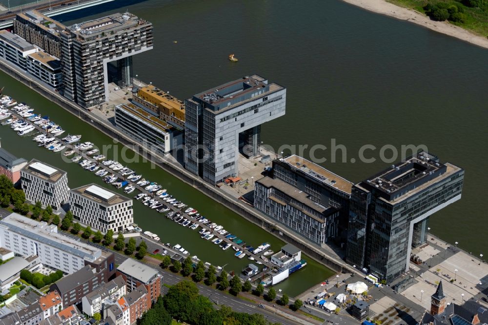 Köln from the bird's eye view: Residential area of a multi-family house settlement Kranhaeuser on the bank and river of the Rhine river in the district Innenstadt in Cologne in the state North Rhine-Westphalia, Germany