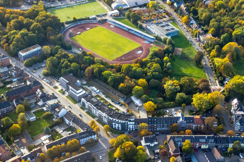 Bottrop from the bird's eye view: Residential area with multi-family housing Am Lamperfeld overlooking the sports field of the football stadium of the Schalke 04 club in Bottrop at Ruhrgebiet in the state North Rhine-Westphalia, Germany
