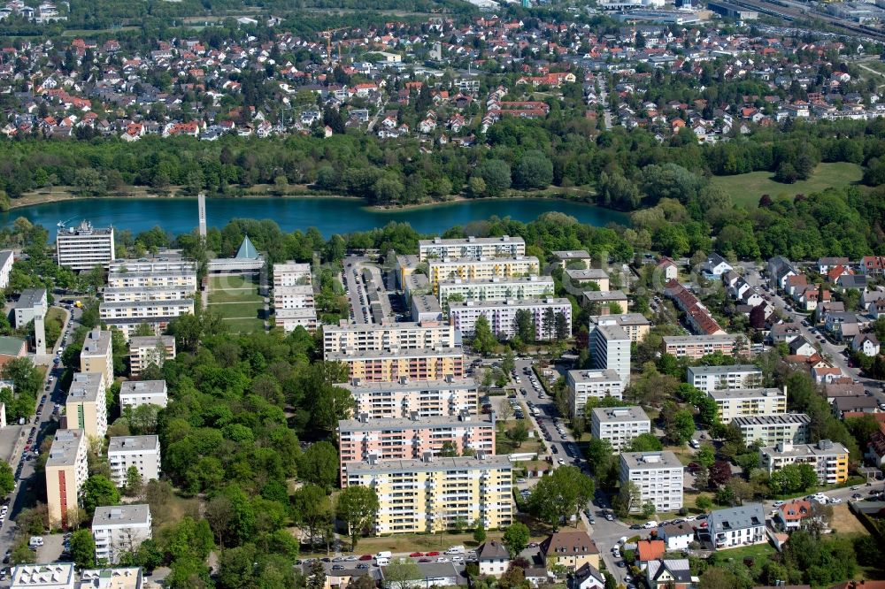 Aerial photograph München - Residential area of the multi-family house Settlement at shore Areas of lake Lerchenauer See in the district Feldmoching-Hasenbergl in Munich in the state Bavaria, Germany
