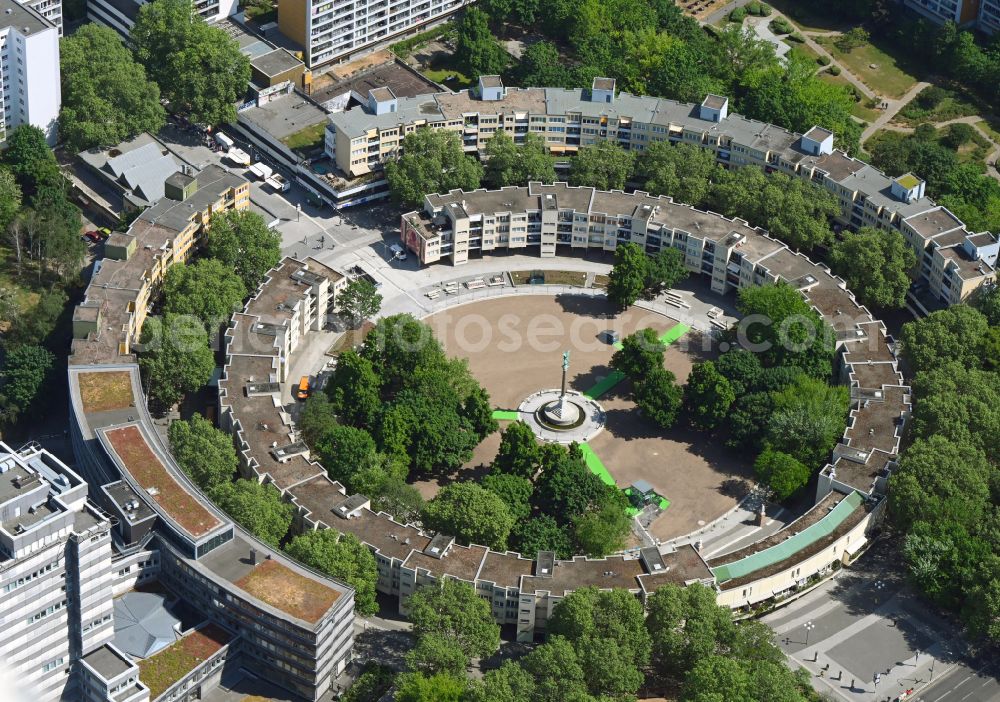Berlin from the bird's eye view: Residential area of the multi-family house settlement on Mehringplatz in the district Kreuzberg in Berlin, Germany