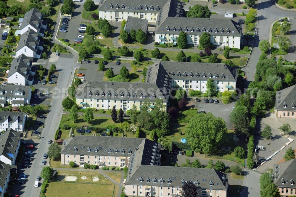 Aerial photograph Menden (Sauerland) - Residential area of a multi-family house settlement in Menden (Sauerland) in the state of North Rhine-Westphalia. The architectural distinct residential buildings with the rectangular shapes are symmetrically located on Eisenberger Strasse