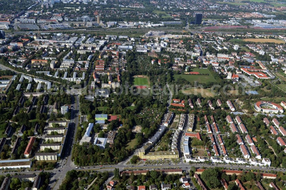 Aerial photograph München, Berg am Laim - Residential area of a multi-family house settlement Bad-Schachener Strasse Ecke Echardinger Strasse in Muenchen, Berg am Laim in the state Bavaria