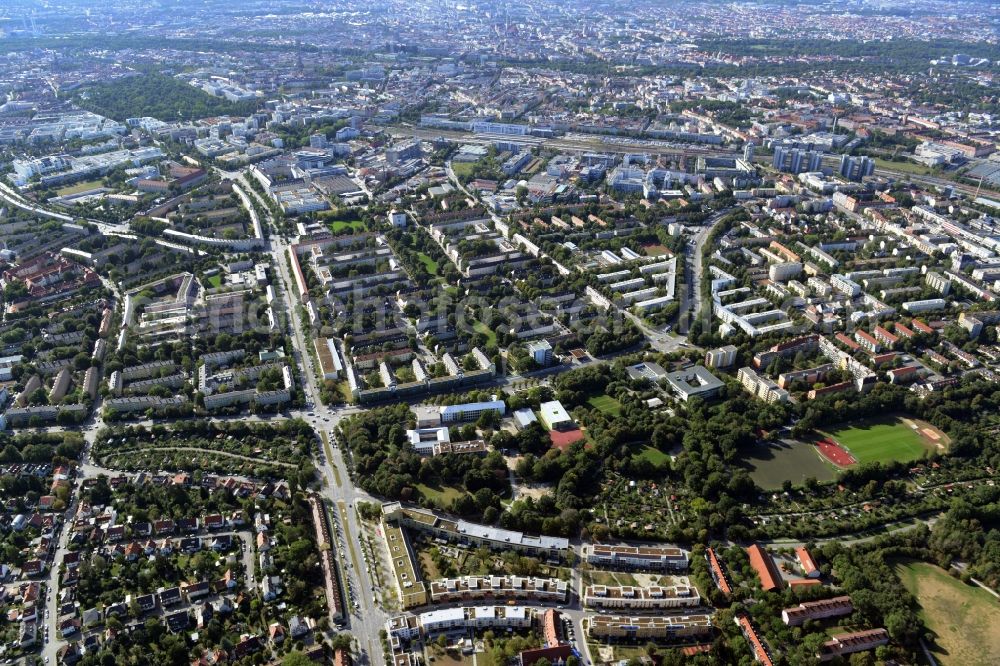 Aerial photograph München, Berg am Laim - Residential area of a multi-family house settlement Bad-Schachener Strasse Ecke Echardinger Strasse in Muenchen, Berg am Laim in the state Bavaria