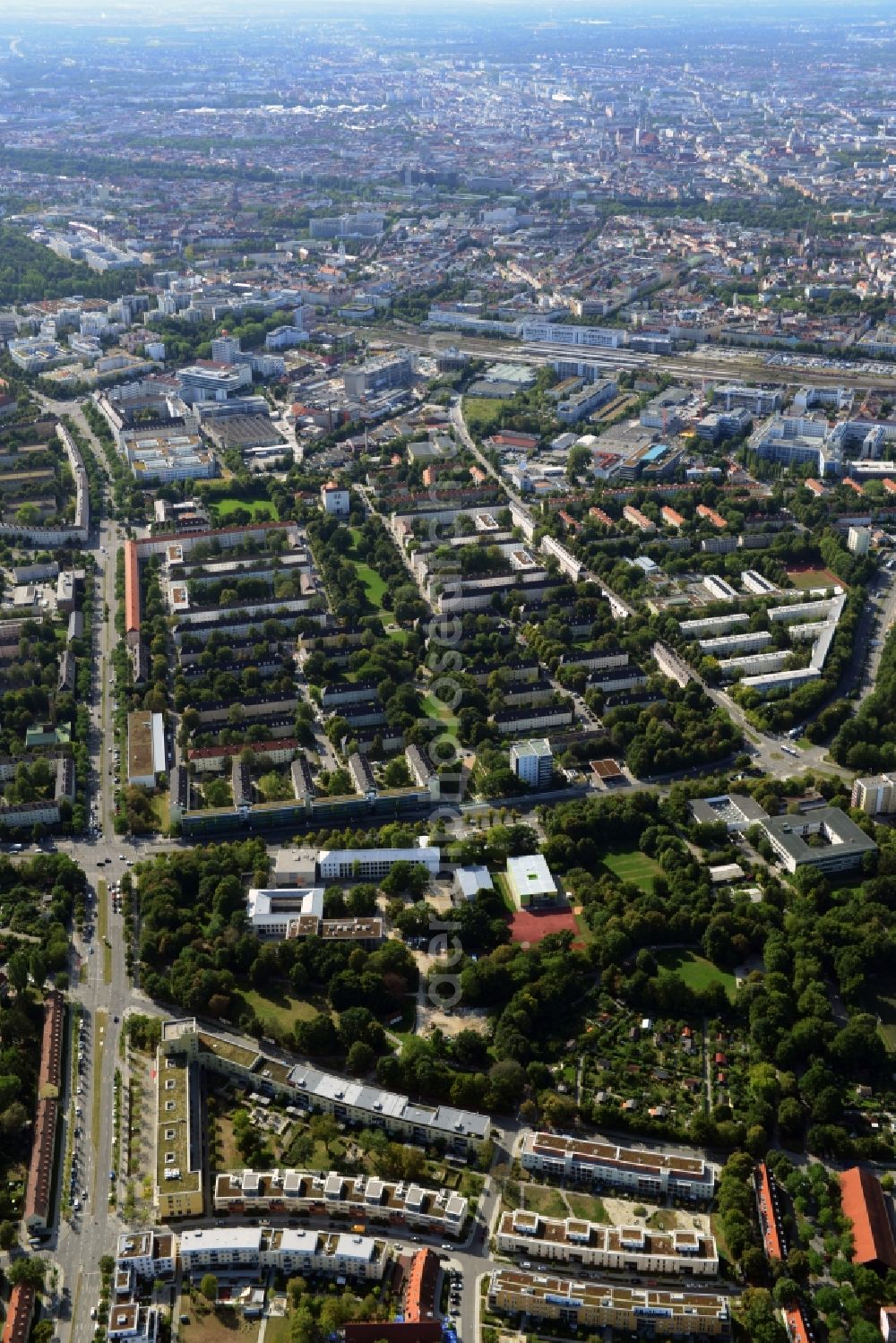 München, Berg am Laim from above - Residential area of a multi-family house settlement Bad-Schachener Strasse Ecke Echardinger Strasse in Muenchen, Berg am Laim in the state Bavaria