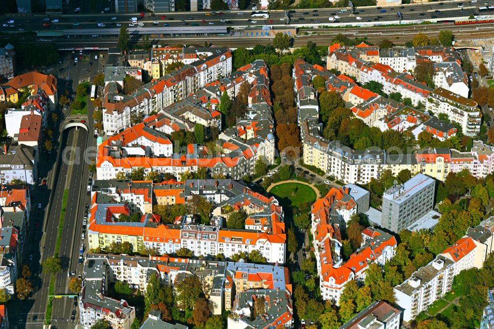 Berlin from the bird's eye view: Residential area of the multi-family house settlement on place Cosimaplatz in the district Friedenau in Berlin, Germany