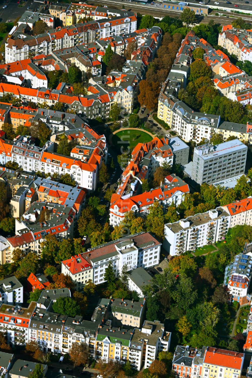 Aerial image Berlin - Residential area of the multi-family house settlement on place Cosimaplatz in the district Friedenau in Berlin, Germany
