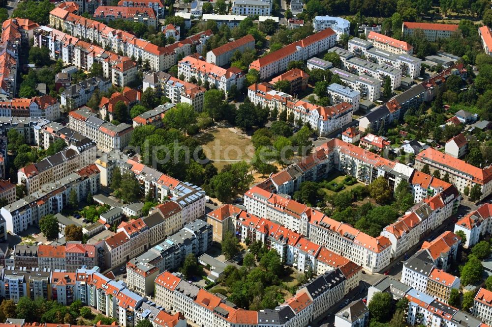 Leipzig from the bird's eye view: Residential area of the multi-family house settlement along the Rudi-Opitz-Strasse - Heinrich-Budde-Strasse in the district Gohlis-Mitte in Leipzig in the state Saxony, Germany