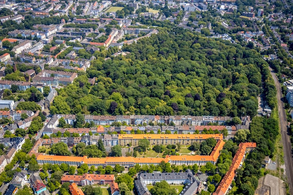 Aerial photograph Dortmund - Residential area of the multi-family house settlement between the Von-der-Goltz-Strasse and the Im Grubenfeld in the district Kaiserbrunnen in Dortmund in the state North Rhine-Westphalia, Germany
