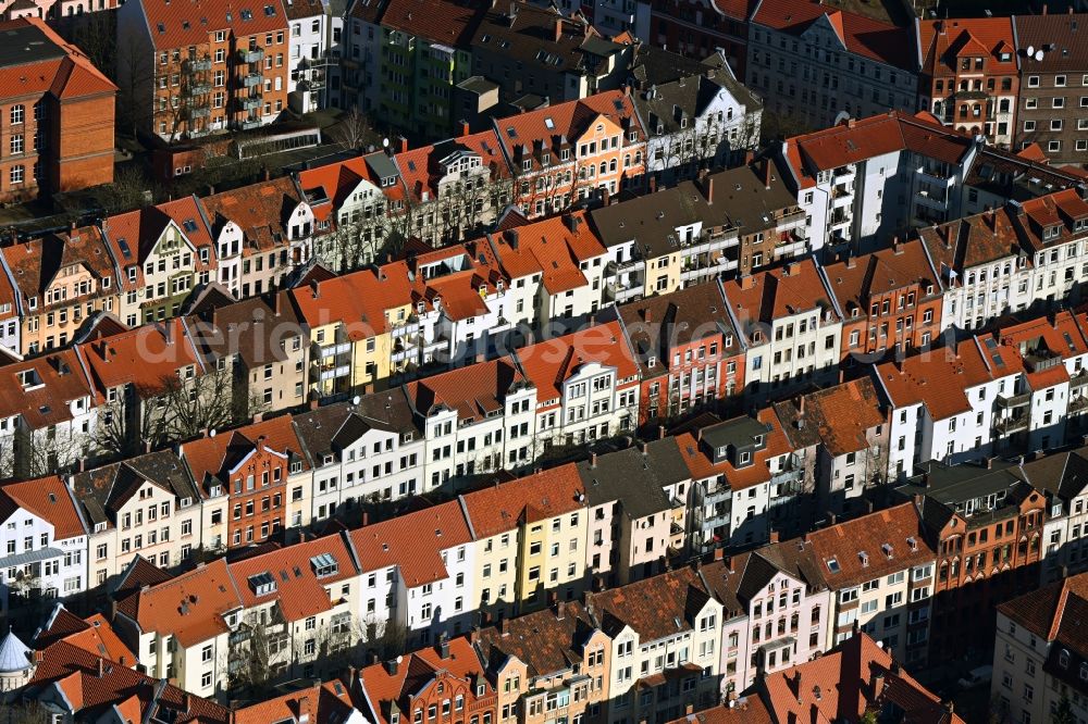 Aerial image Hannover - Roof and wall structures in residential area of a multi-family house settlement in the district Linden - Nord in Hannover in the state Lower Saxony, Germany