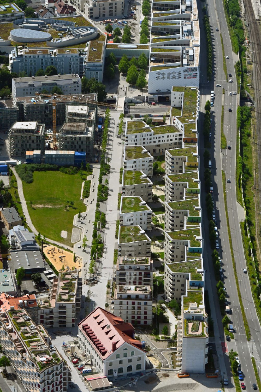 München from the bird's eye view: Residential area of the multi-family house settlement on Kafler Strasse in the district Pasing-Obermenzing in Munich in the state Bavaria, Germany