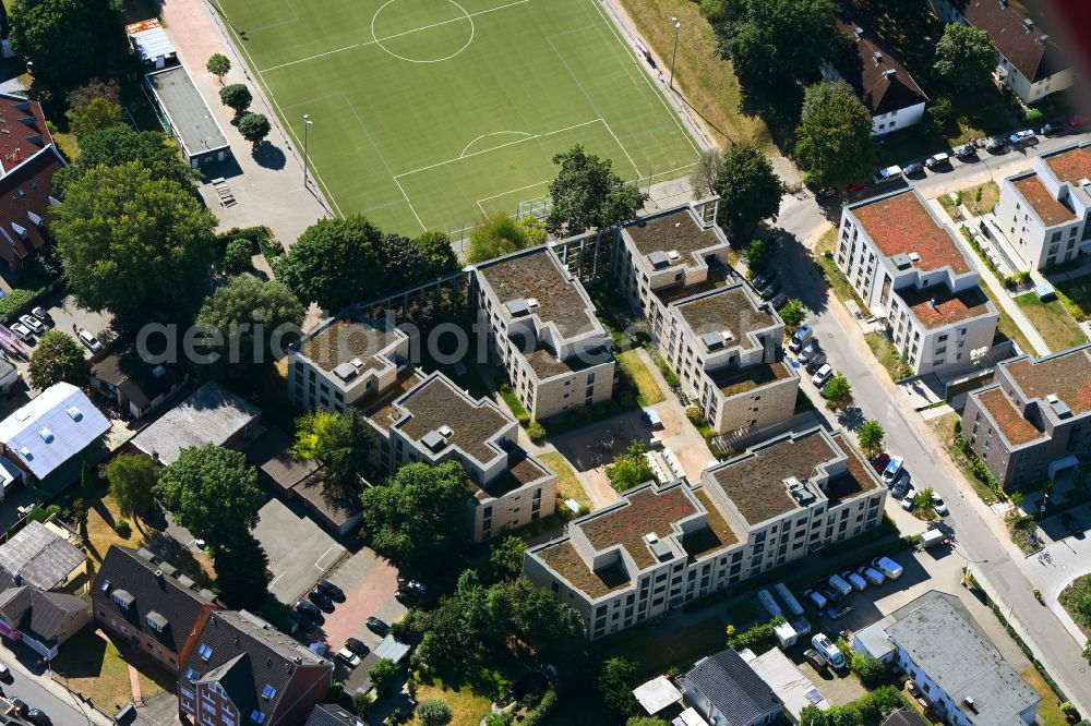 Hamburg from the bird's eye view: Residential area of the multi-family house settlement on street Riekbornweg in the district Schnelsen in Hamburg, Germany