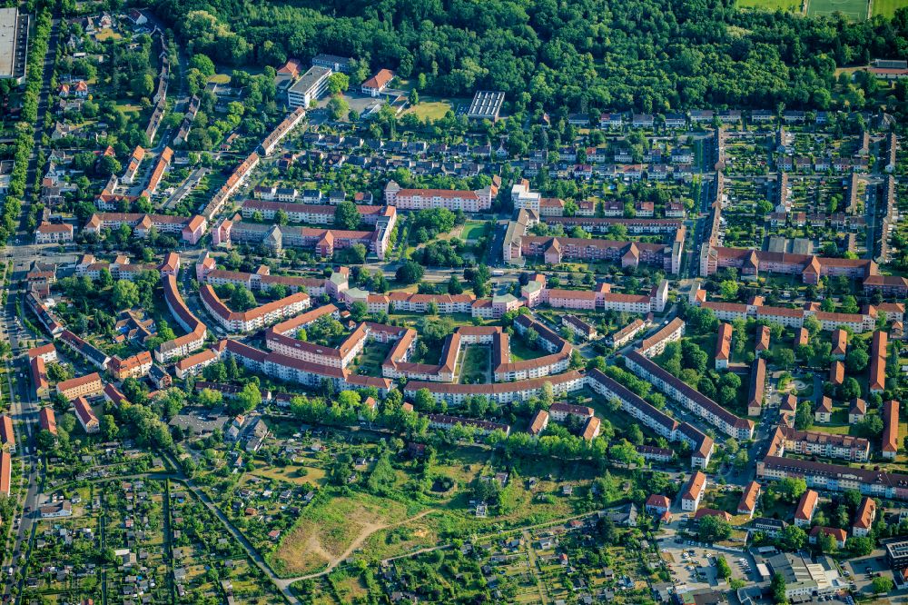 Braunschweig from the bird's eye view: Residential area of the multi-family house settlement on street Siegfriedstrasse in the district Siegfriedviertel in Brunswick in the state Lower Saxony, Germany
