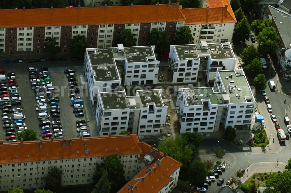 Aerial photograph Berlin - Residential area of the multi-family house settlement on Pistoriusplatz in the district Weissensee in Berlin, Germany
