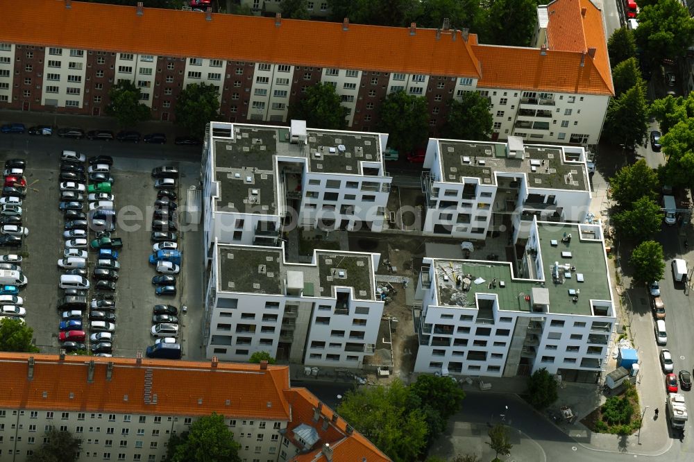 Berlin from the bird's eye view: Residential area of the multi-family house settlement on Pistoriusplatz in the district Weissensee in Berlin, Germany