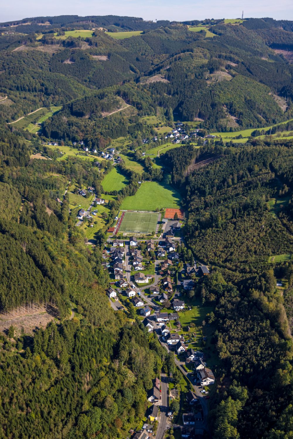 Aerial image Rönkhausen - Residential area of the multi-family house settlement on street Am Rennert in Roenkhausen at Sauerland in the state North Rhine-Westphalia, Germany