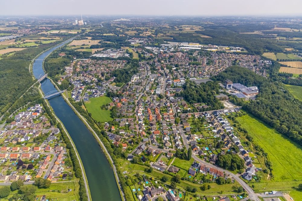 Rünthe from the bird's eye view: Residential area of the multi-family house settlement in Rünthe in the state North Rhine-Westphalia, Germany