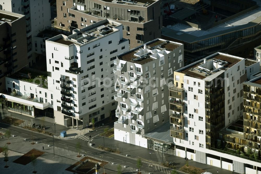 Aerial photograph Saint-Ouen - Roof and wall structures in residential area of a multi-family house settlement at the Rue de Bateliers on the project site Les Docks in Saint-Ouen in Ile-de-France, France. A project of Bouygues Immobilier