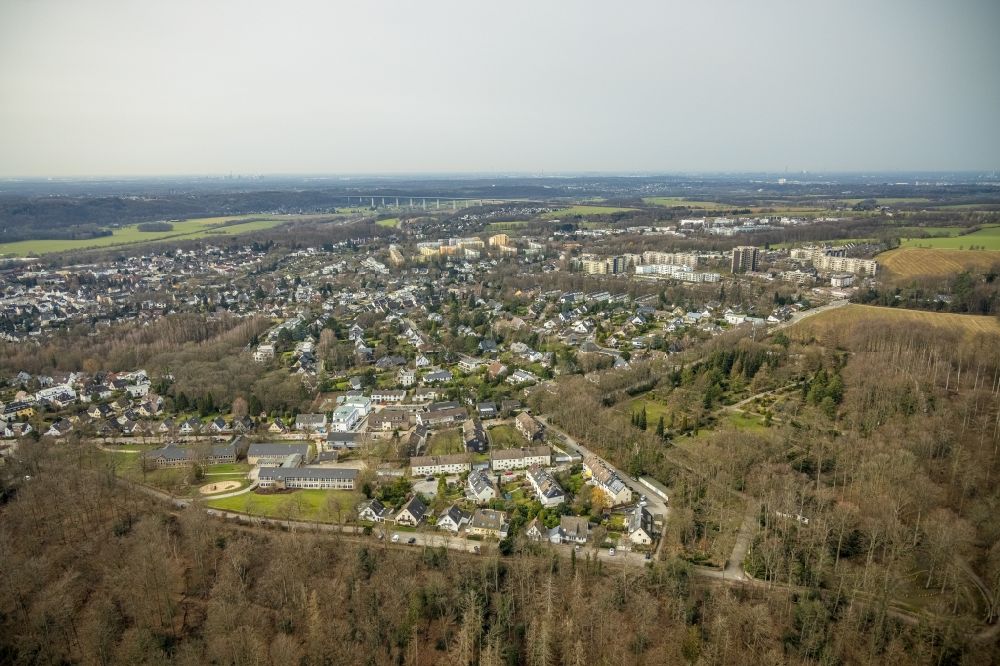 Kettwig from the bird's eye view: Residential area of the multi-family house settlement on Schmachtenbergstrasse in Kettwig at Ruhrgebiet in the state North Rhine-Westphalia, Germany