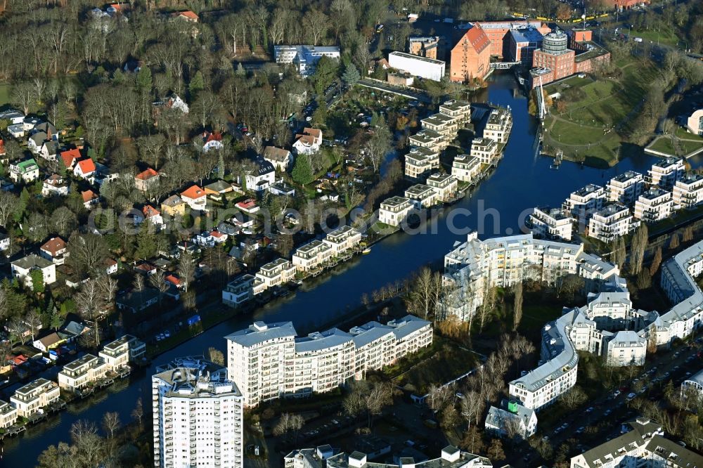 Berlin from above - Residential area of the multi-family house Settlement Seeterrassen at shore Areas of lake Tegeler Fliess in the district Tegel in Berlin, Germany