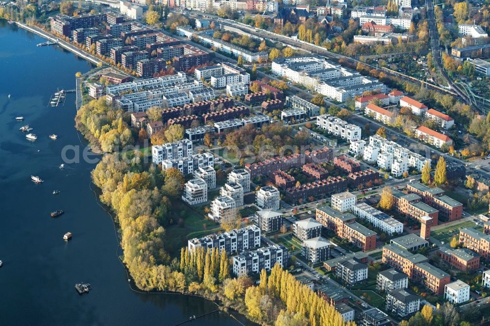Aerial photograph Berlin - Residential area of an apartment building on the lake - bank course Rummelsburger See on place Medaillonplatz - Alice-und-Hella-Hirsch-Ring and street Paula-Fuerst-Strasse in the district Rummelsburg in Berlin, Germany