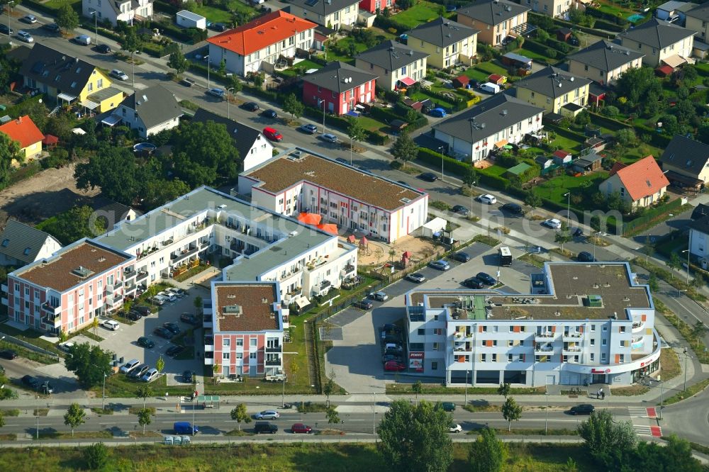 Berlin from the bird's eye view: Residential area of the multi-family house settlement Stadtquartier VivaCity on Eisenhutweg in the district Johannisthal in Berlin, Germany