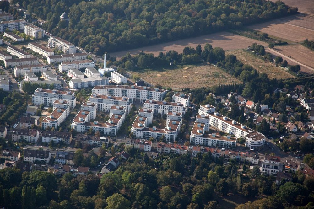 Aerial image Frankfurt am Main - Residential area of a multi-family house settlement at the Kurmainzstrasse in the district Sossenheim in Frankfurt in the state Hesse
