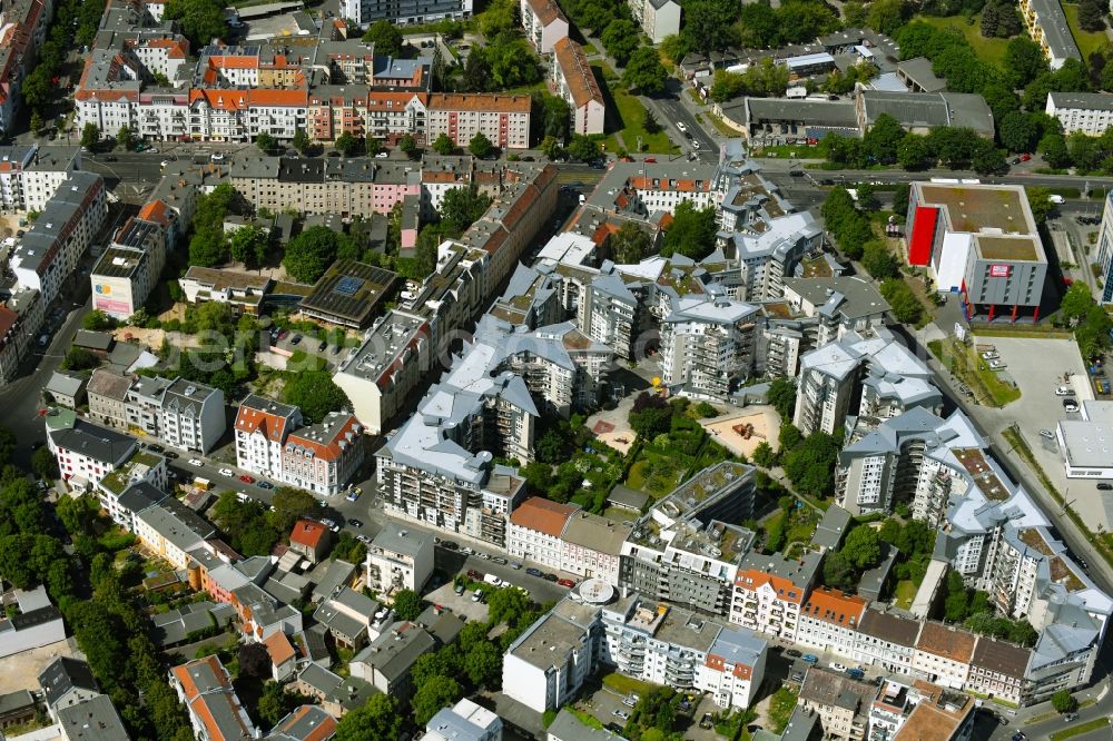 Aerial image Berlin - Residential area of the multi-family house settlement Am Steinberg - Brauhausstrasse - Heinersdorfer Strasse in the district Weissensee in Berlin, Germany