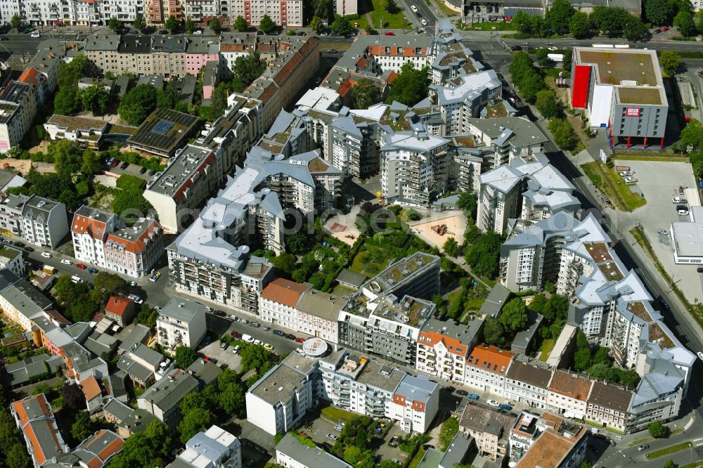 Aerial photograph Berlin - Residential area of the multi-family house settlement Am Steinberg - Brauhausstrasse - Heinersdorfer Strasse in the district Weissensee in Berlin, Germany