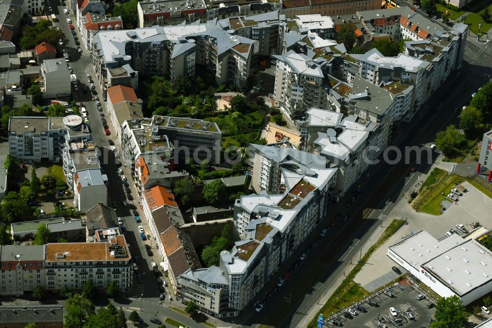 Berlin from the bird's eye view: Residential area of the multi-family house settlement Am Steinberg - Brauhausstrasse - Heinersdorfer Strasse in the district Weissensee in Berlin, Germany