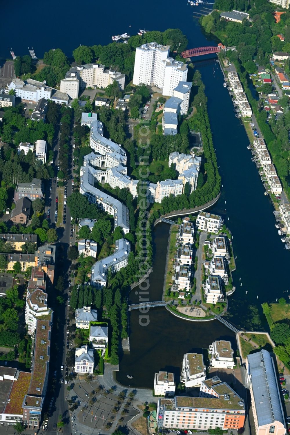 Berlin from above - Residential area of the multi-family house settlement auf of Tegeler Insel on Tegeler Hafen in Front of the island Humboldt-Insel in the district Reinickendorf in Berlin, Germany