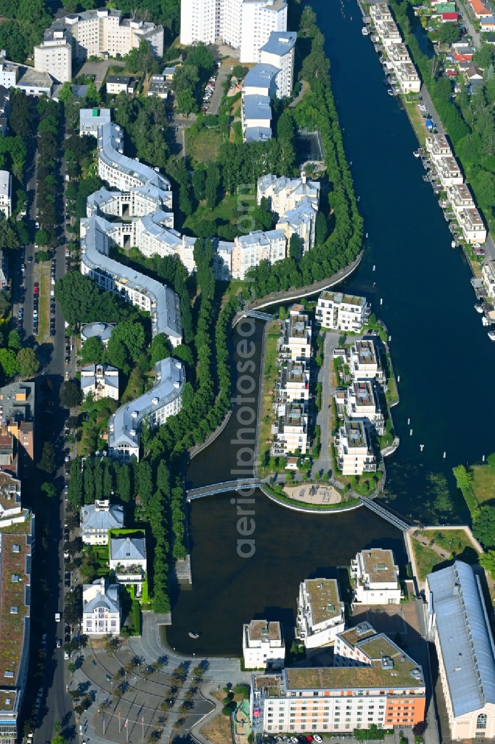 Berlin from the bird's eye view: Residential area of the multi-family house settlement auf of Tegeler Insel on Tegeler Hafen in Front of the island Humboldt-Insel in the district Reinickendorf in Berlin, Germany