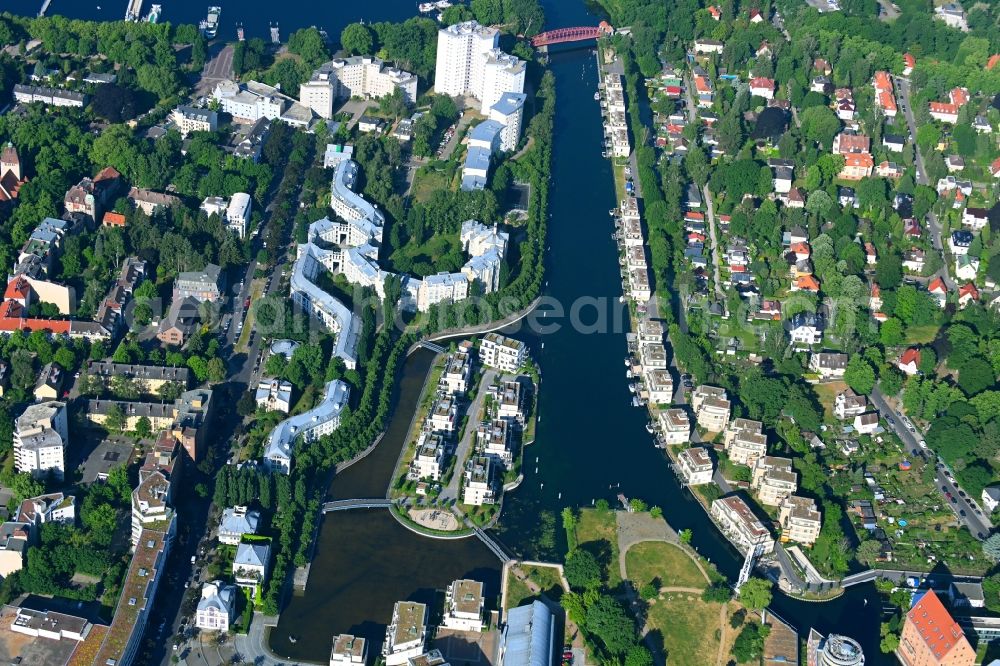 Aerial image Berlin - Residential area of the multi-family house settlement auf of Tegeler Insel on Tegeler Hafen in Front of the island Humboldt-Insel in the district Reinickendorf in Berlin, Germany