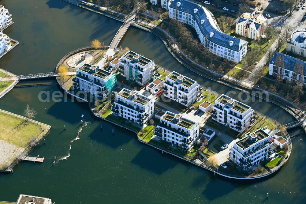 Aerial image Berlin - Residential area of the multi-family house settlement auf of Tegeler Insel on Tegeler Hafen in Front of the island Humboldt-Insel in the district Reinickendorf in Berlin, Germany