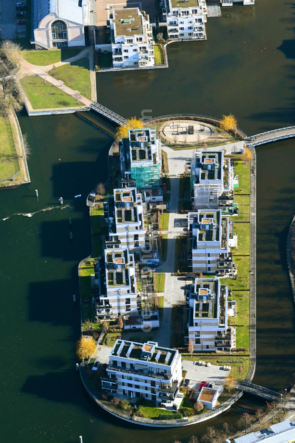 Aerial photograph Berlin - Residential area of the multi-family house settlement auf of Tegeler Insel on Tegeler Hafen in Front of the island Humboldt-Insel in the district Reinickendorf in Berlin, Germany