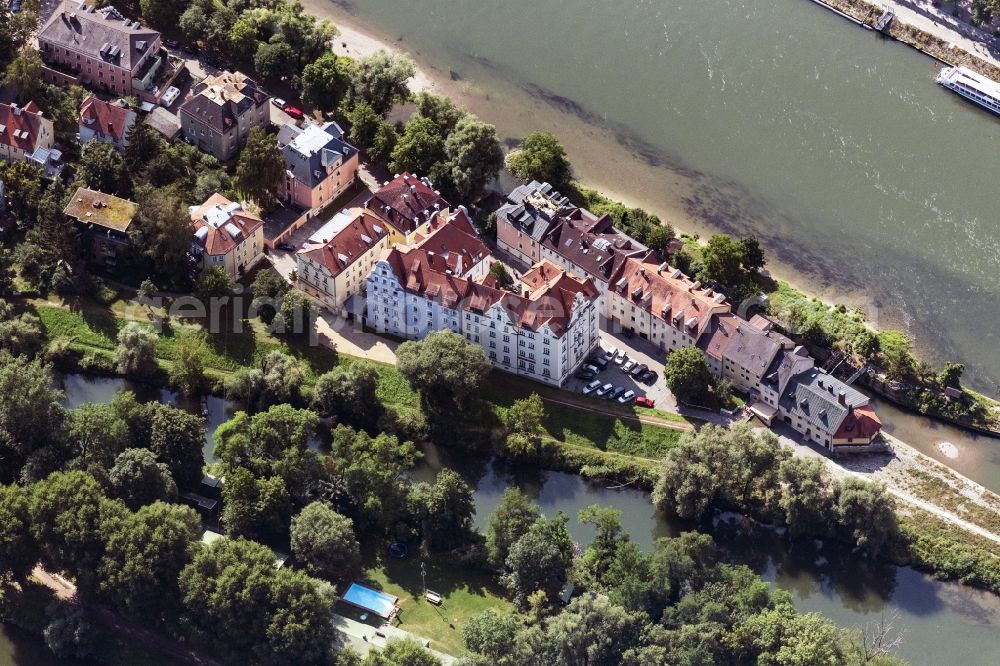Regensburg from the bird's eye view: Residential area of a multi-family house settlement on the bank and river of the river Danube in Regensburg in the state Bavaria, Germany
