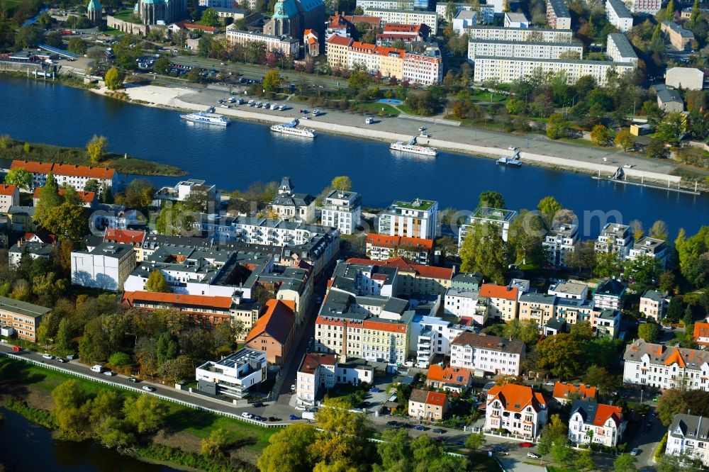 Magdeburg from the bird's eye view: Residential area of a multi-family house settlement on the bank and river of the River Elbe in the district Werder in Magdeburg in the state Saxony-Anhalt, Germany