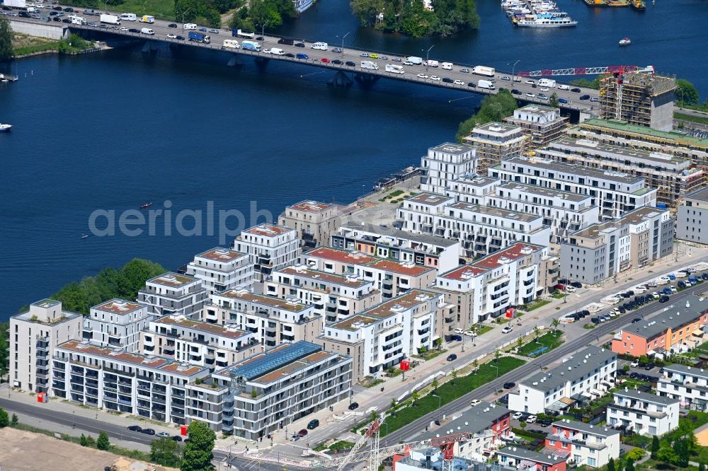 Aerial photograph Berlin - Residential area of a multi-family house settlement on the bank and river the Havel on Daumstrasse in Berlin, Germany